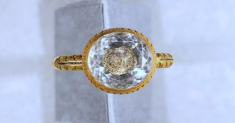 Une bague en or de 370 ans d&eacute;couverte au Royaume-Uni